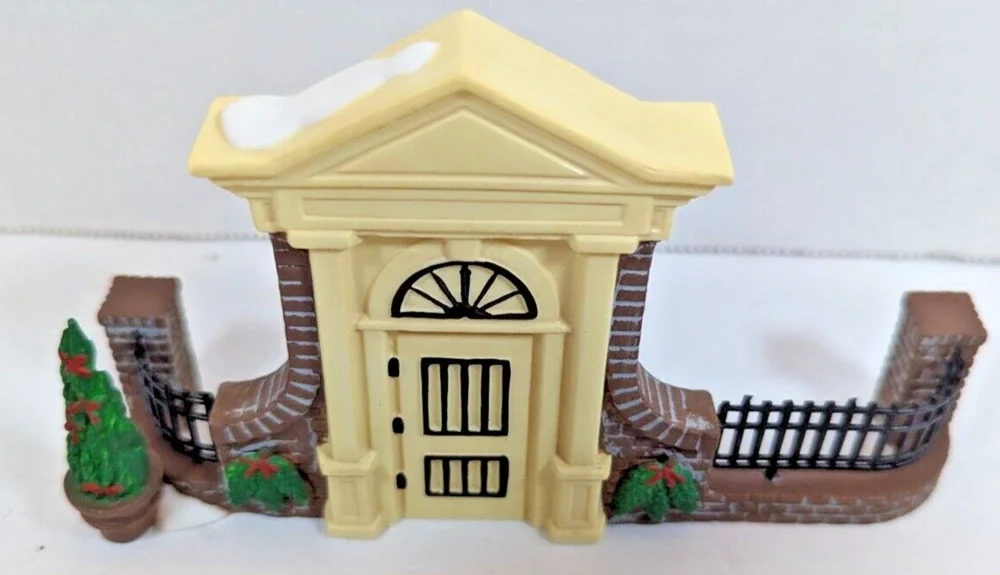 Dept 56 Heritage Collection Disney Parks Village Series OLDE WORLD ANTIQUES GATE